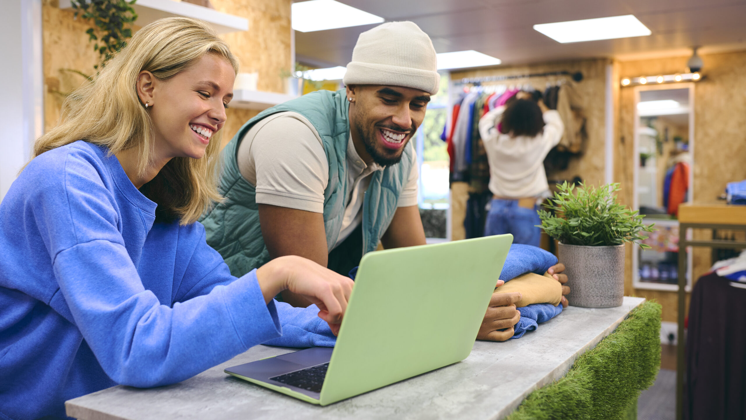 Yan Hustle mı, Ana İş mi? Ek Gelir Projelerini Sürdürülebilir Bir Girişime Dönüştürmek