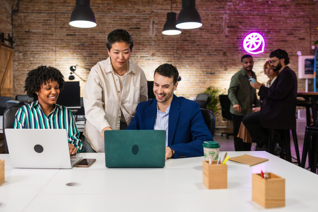 Yan Hustle mı, Ana İş mi? Ek Gelir Projelerini Sürdürülebilir Bir Girişime Dönüştürmek